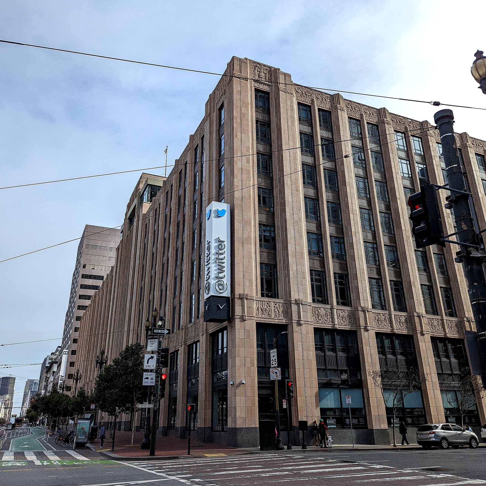 2022 年的旧金山 Twitter 总部大楼外景，可见 @twitter 标识与钟塔